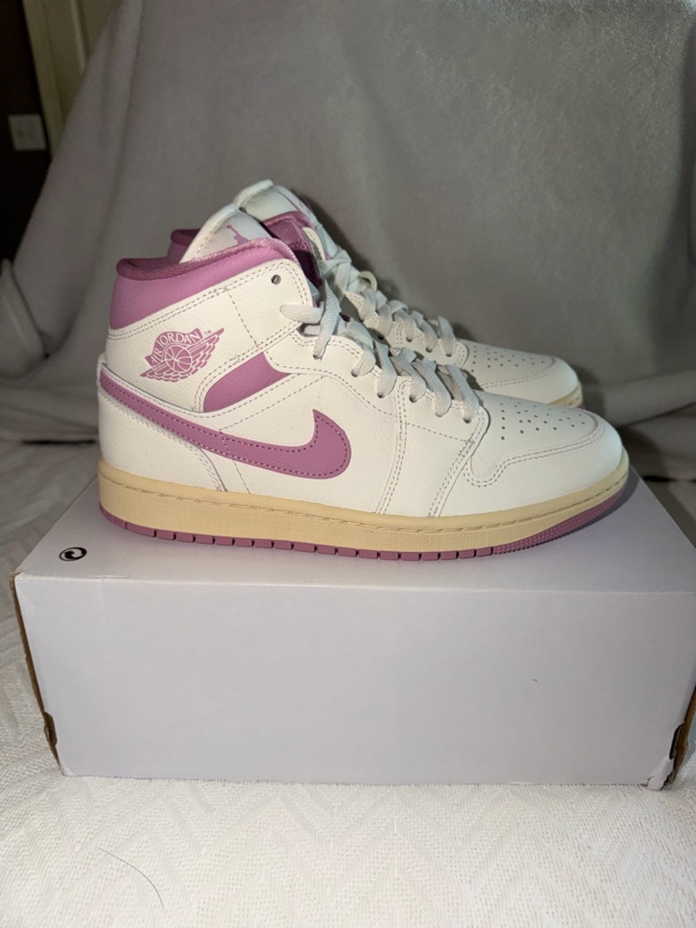 WOMENS AIR JORDAN 1 MID